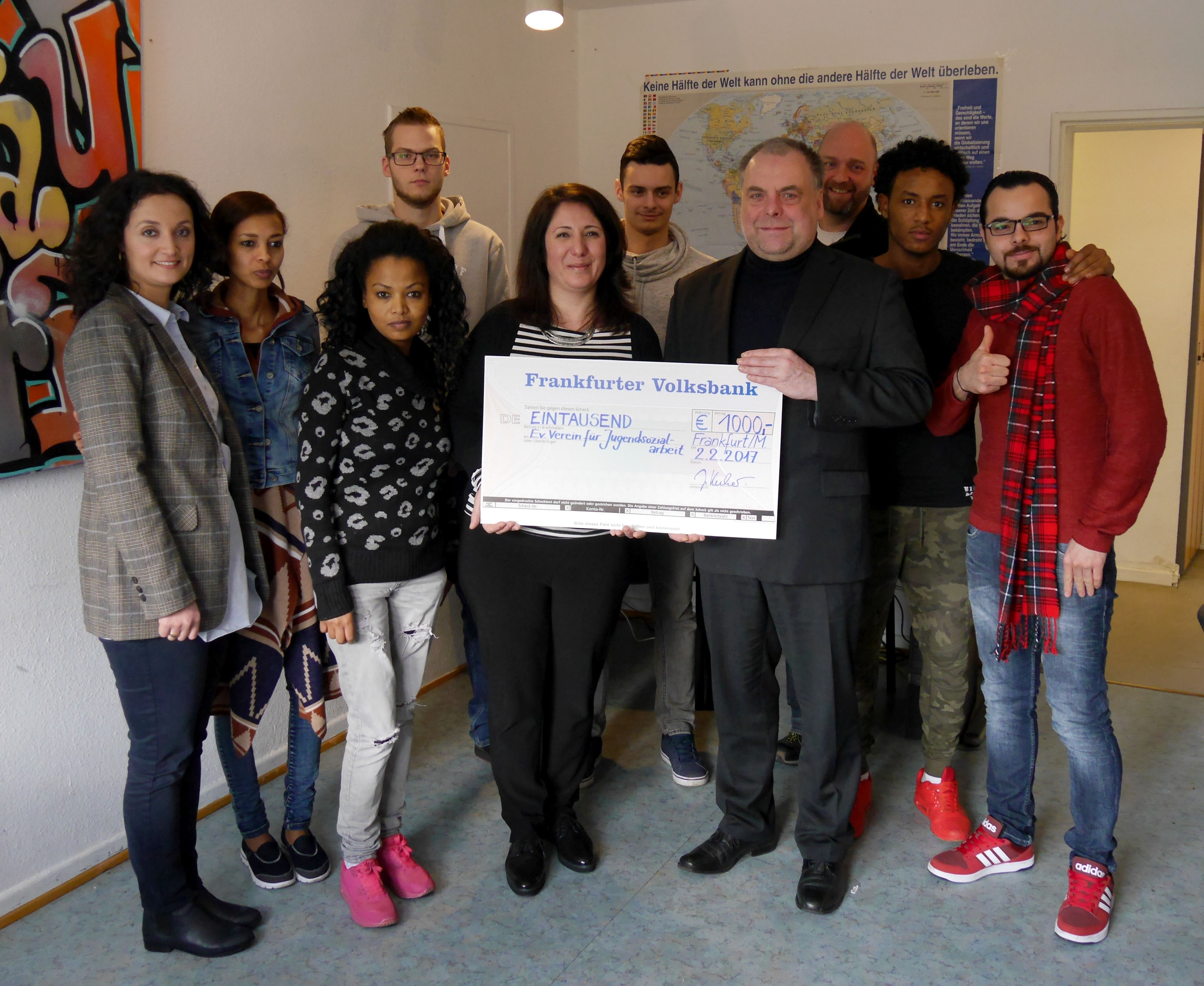 Spende der telc gGmbH für Jugendintegrationskurse: Ayfer Bozkurt (links), Darya Holstein und Rainer Nauke (Mitte) sowie Thomas Reiter, Leiter des Jugendclubs Griesheim (Im Hintergrund (3.v.r.), mit Teilnehmenden des Integrationskurses